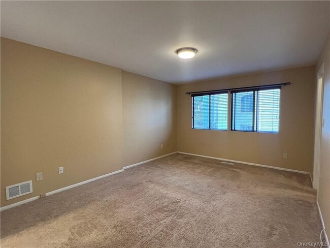 Building Photo - 475 Country Club Ln