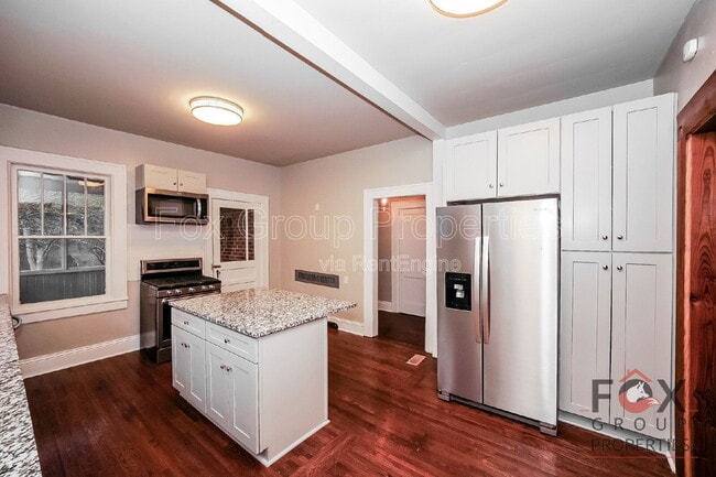 Building Photo - 332 W McLelland Ave