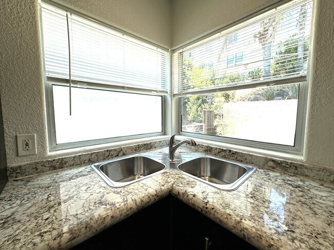 Building Photo - North Park/Hillcrest- Modern and Spacious 2 Bedroom with 2 Car Garage, Washer/Dryer and AC.