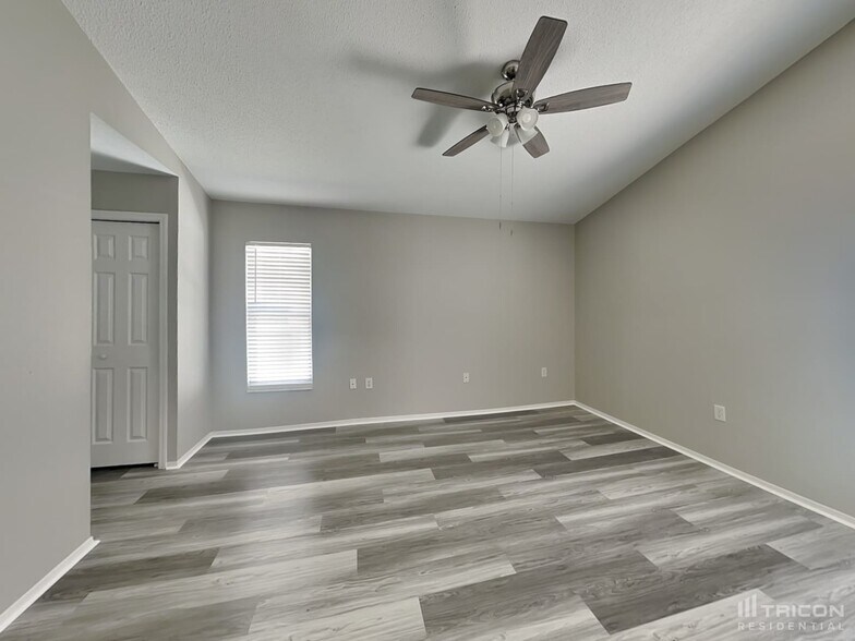 Building Photo - 2118 Deerfield Dr