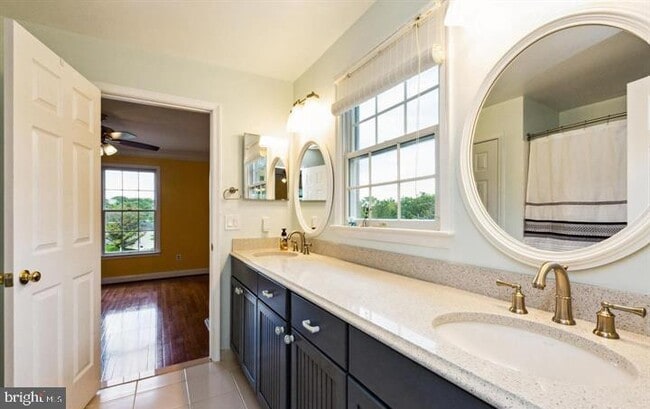 Building Photo - 10418 Willow Crest Ct