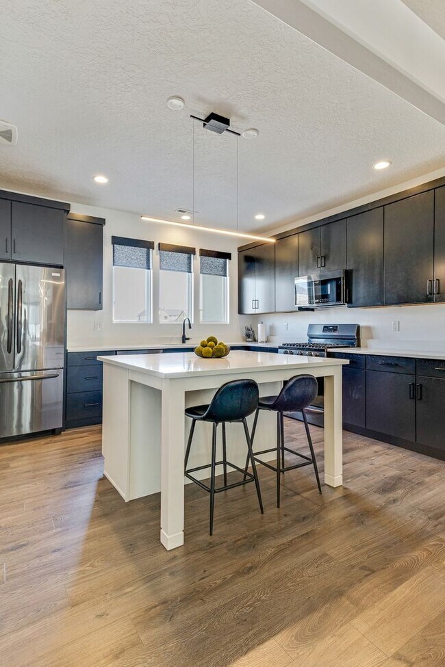Building Photo - Beautiful Townhome in Daybreak
