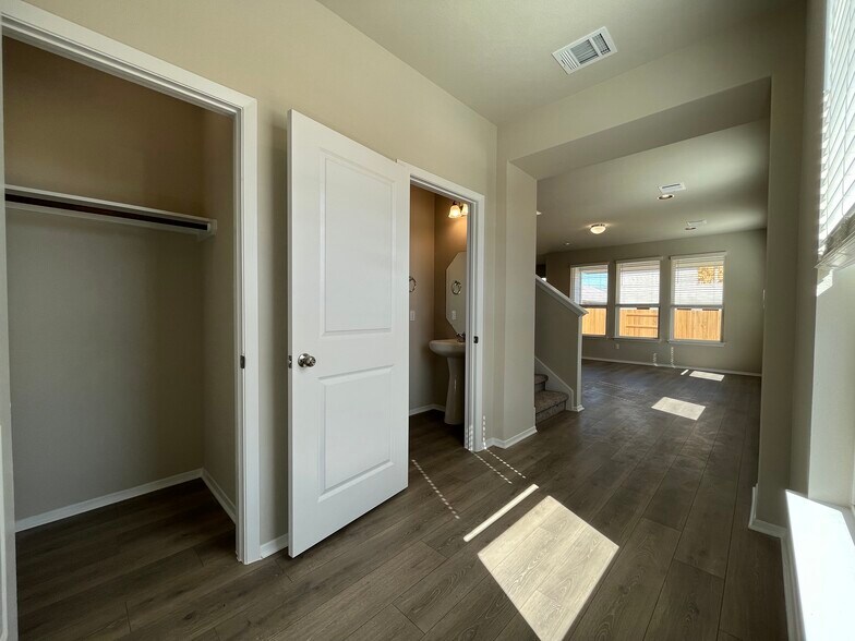 Building Photo - 108 Living Reef Dr