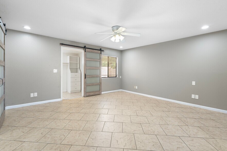 Building Photo - 533 E Deepdale Rd