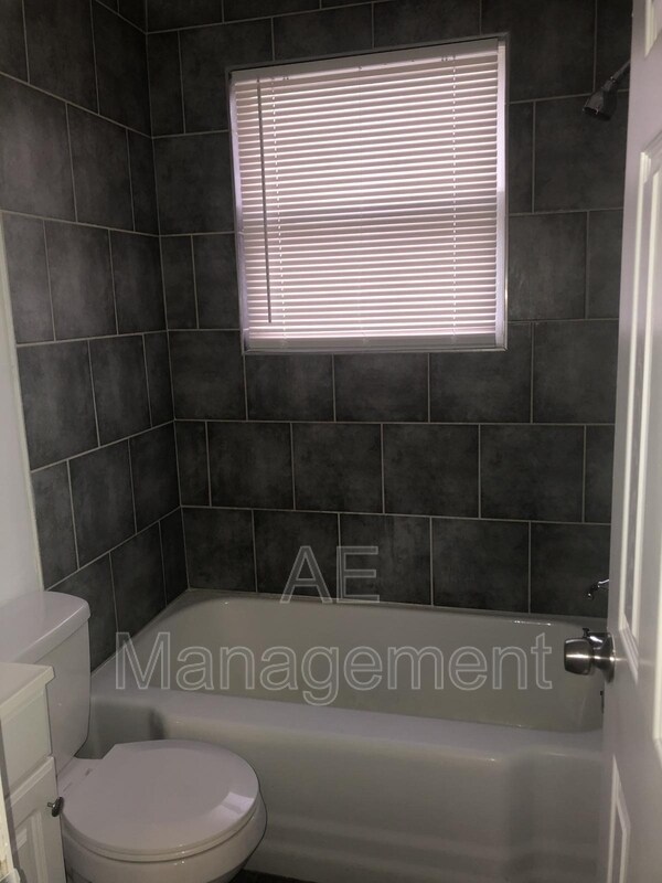 Building Photo - 1523 Des Moines Ave