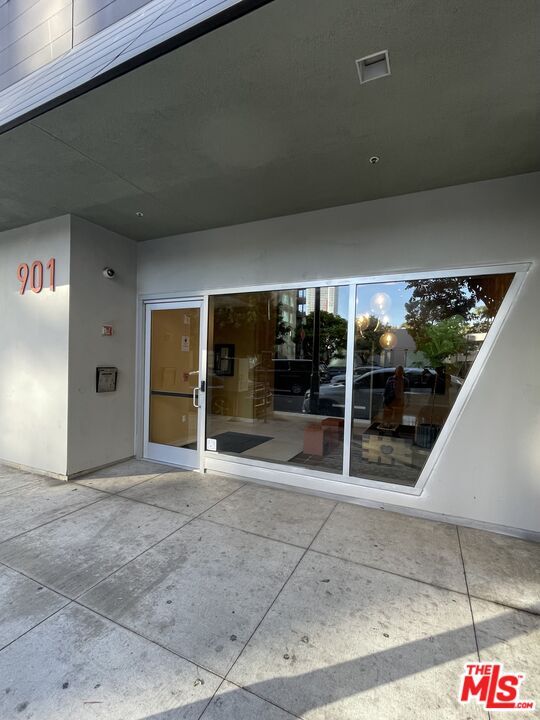 Building Photo - 901 Flower St