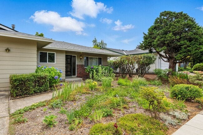 Building Photo - Refreshed 3 Bedroom Ranch In NE Portland