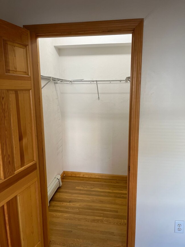 Building Photo - Sunny, Recently Refinished, One Bedroom Ap...