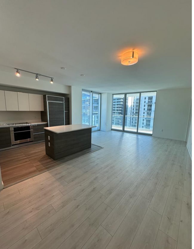 Building Photo - Spacious 2-bedroom, 2-bath residence at Millecento in the heart of Mary Brickell Village.