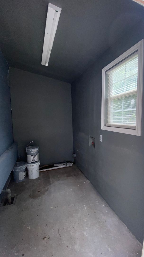 Building Photo - Freshly Painted and Ready for Immediate Move In