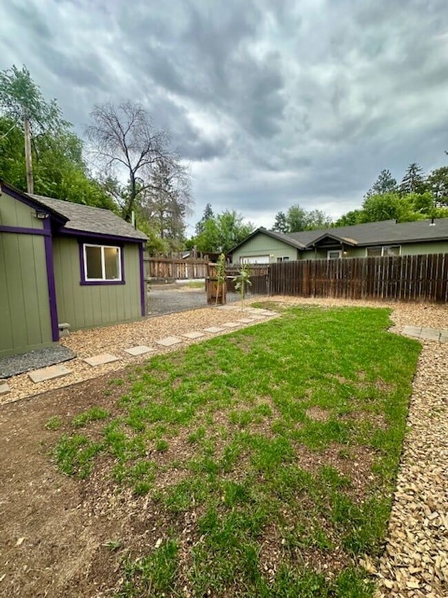 Building Photo - Great one bedroom unit in mid-town!  A must see!