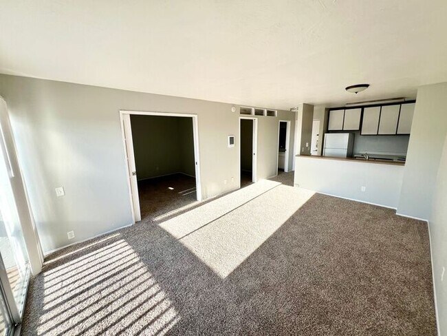 Building Photo - Charming 1-Bedroom Condo with Partial Bay Views & Summer Fireworks!