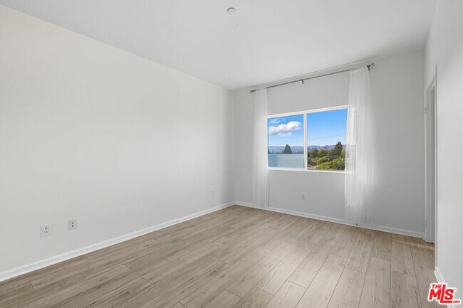 Building Photo - 3401 S Bentley Ave