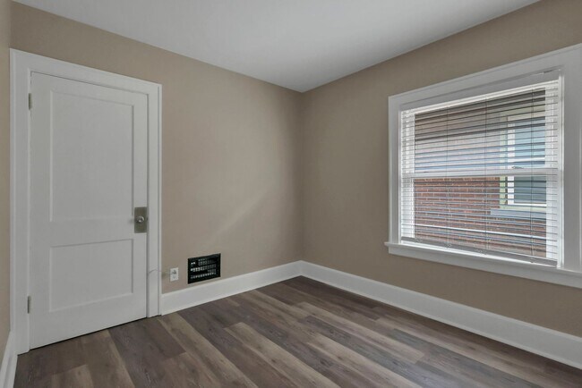 Building Photo - 618-620 Lilley Ave