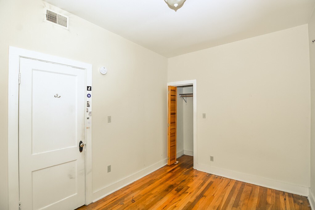 Building Photo - 951 N Hoyne Ave