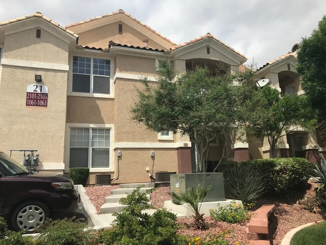 Building Photo - Beautiful  2bed 2bath Gated Community