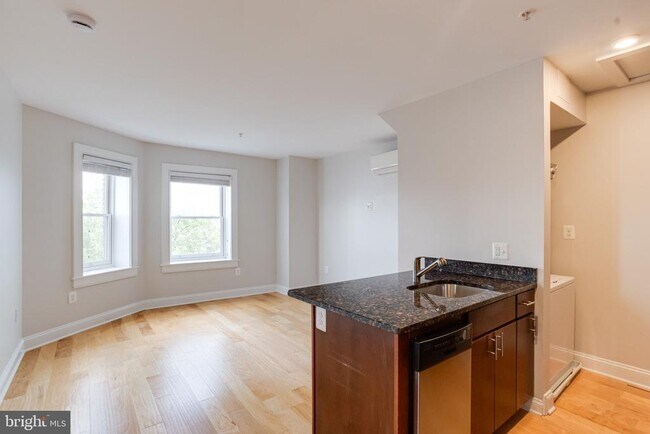 Building Photo - 847 Park Ave