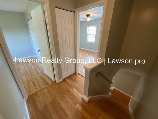 Building Photo - Two Bedroom Townhome in Cloverdale