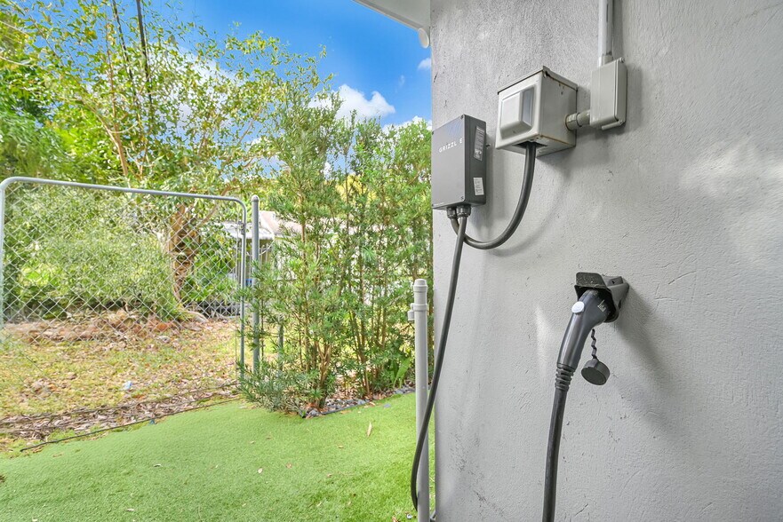 Building Photo - 150 NE 50th Ter