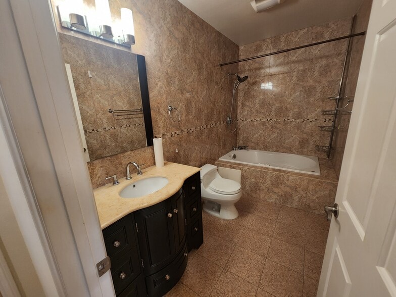 Building Photo - 212 N Jackson St