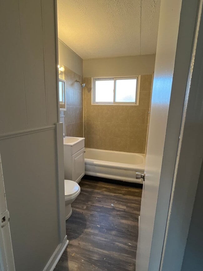 Building Photo - 3 Bed 1.5 Bath Single Family Home in North...