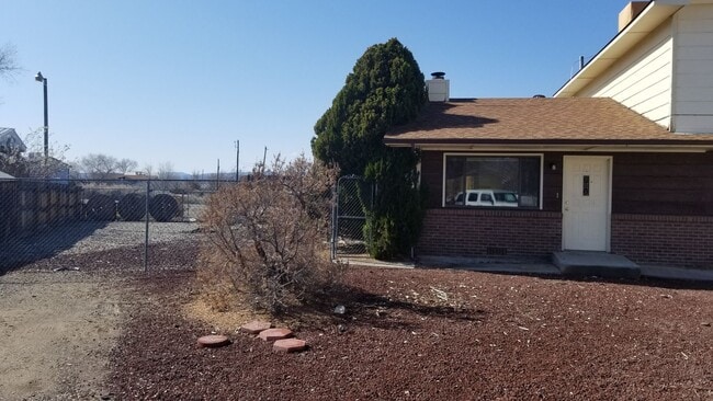 Building Photo - 2 Bed, 1 & 1/2 Bath, 1 Car Garage Duplex off of Patterson!!!!