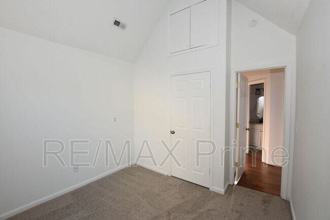 Building Photo - 525 E Lake Cir