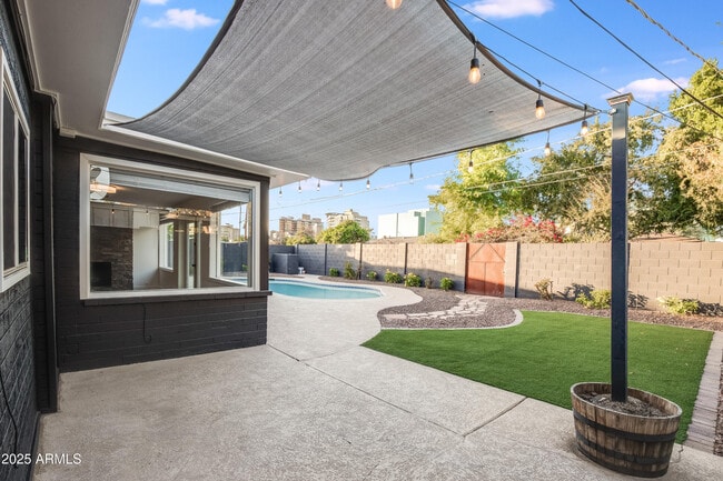 Building Photo - 2532 E Highland Ave