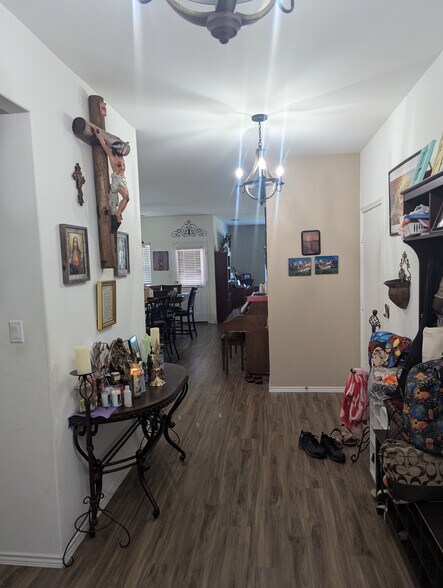 Building Photo - 112 Esparza Dr