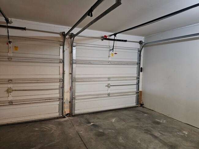 Building Photo - 4Bd/3Ba Two Story House - Available to View!