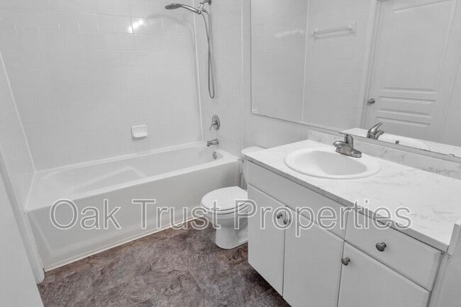 Building Photo - 100 Bucksley Ln