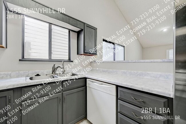 Building Photo - 4555 Sunnyhill Dr