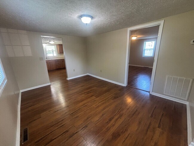 Building Photo - Radford, 2 BR / 1 BA, Available Now