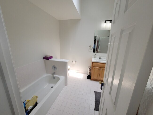 Building Photo - 2104 Harrison Ct