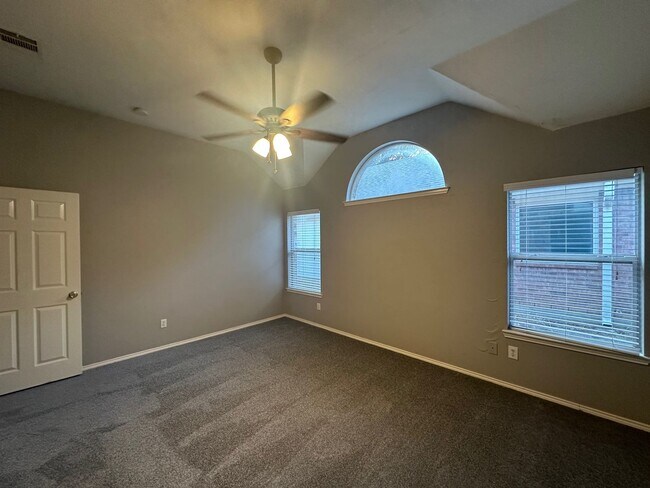 Building Photo - Gorgeous 4 bedroom with tons of Family space!