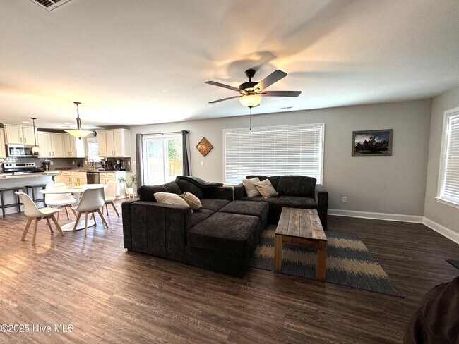 Building Photo - 425 Pebble Shore Dr