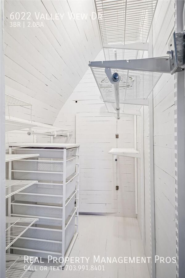 Building Photo - 6022 Valley View Dr