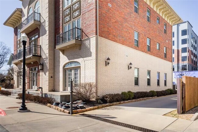 Building Photo - 212 SE A St