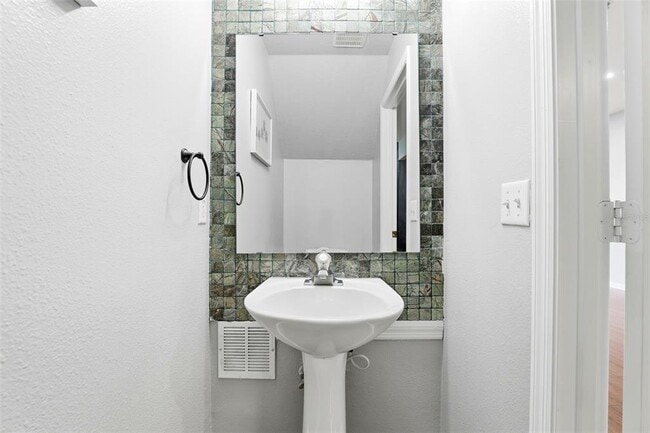 Building Photo - 6235 Goethe St