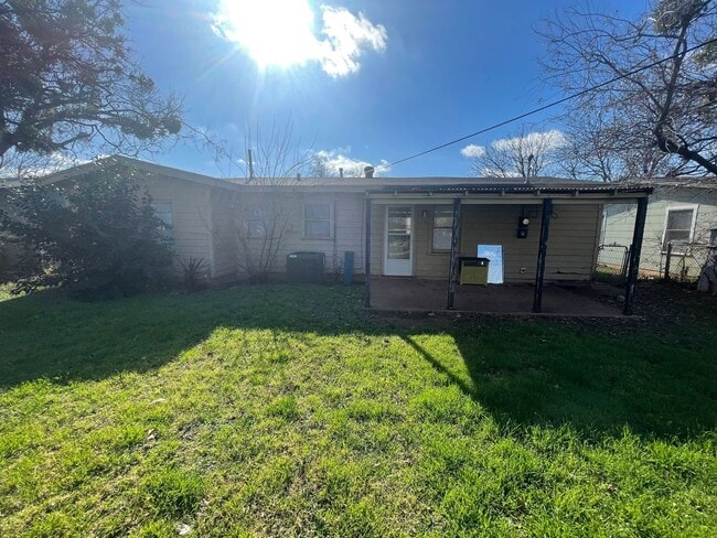 Building Photo - 3 bedroom, 1 bath