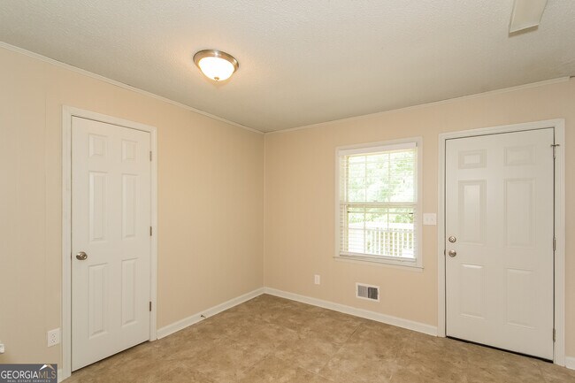 Building Photo - 6090 Graceland Cir
