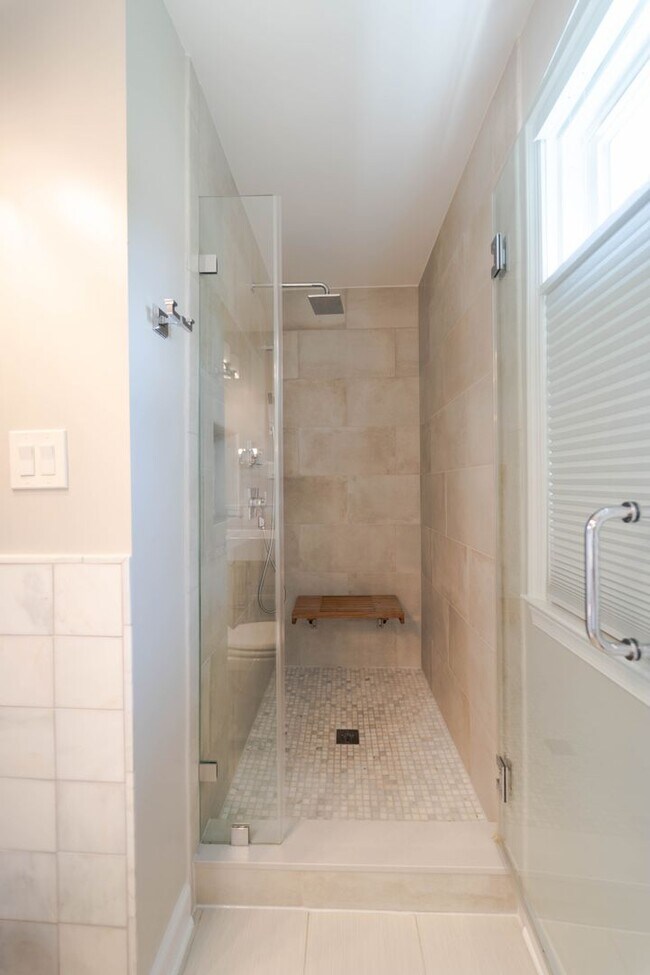 Building Photo - Spacious Split-Level with In-Law Suite & B...
