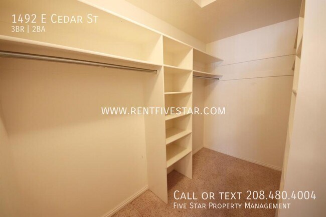 Building Photo - Beautiful Home Available in Central Pocate...