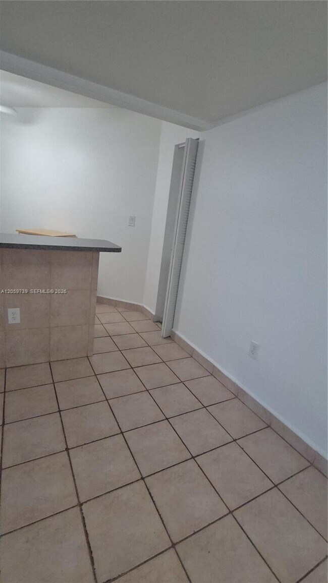 Building Photo - 9437 Fontainebleau Blvd