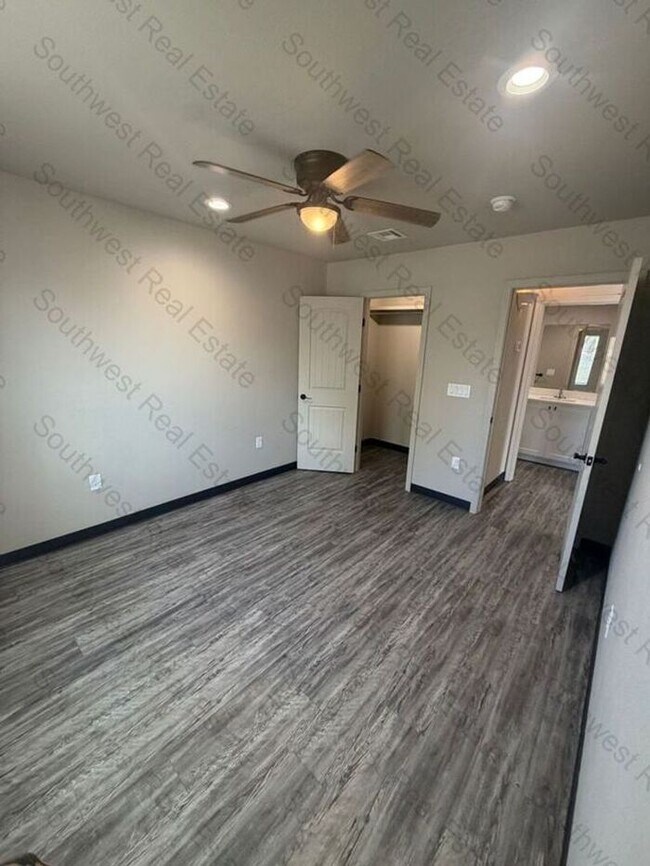 Building Photo - Modern 2 Bed 2 Bath apartment