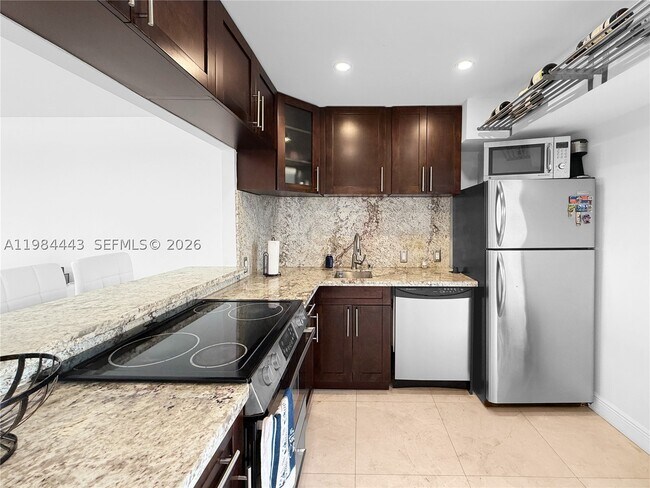 Building Photo - 3301 N Country Club Dr
