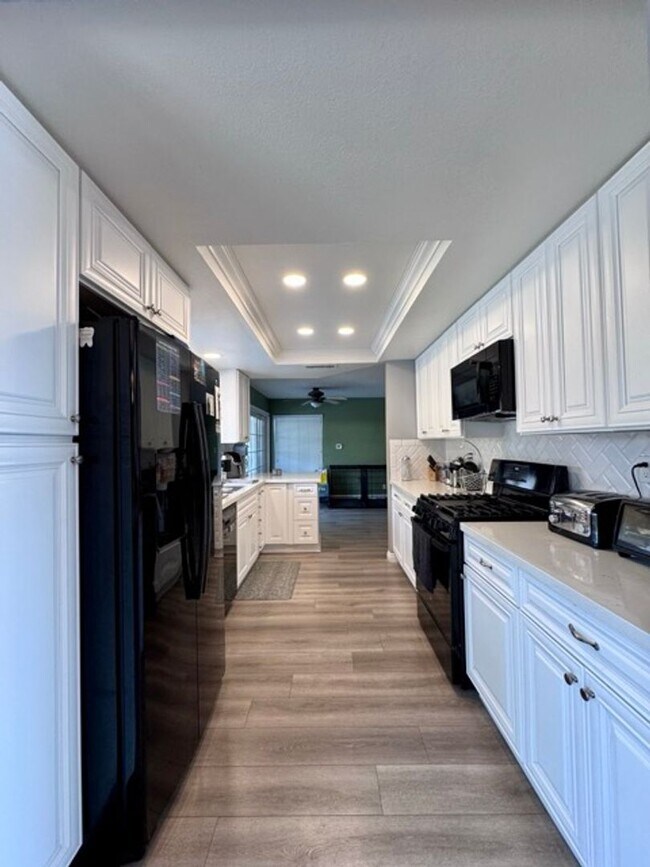 Building Photo - Beautiful 4 Bedroom Pool Home with Solar i...
