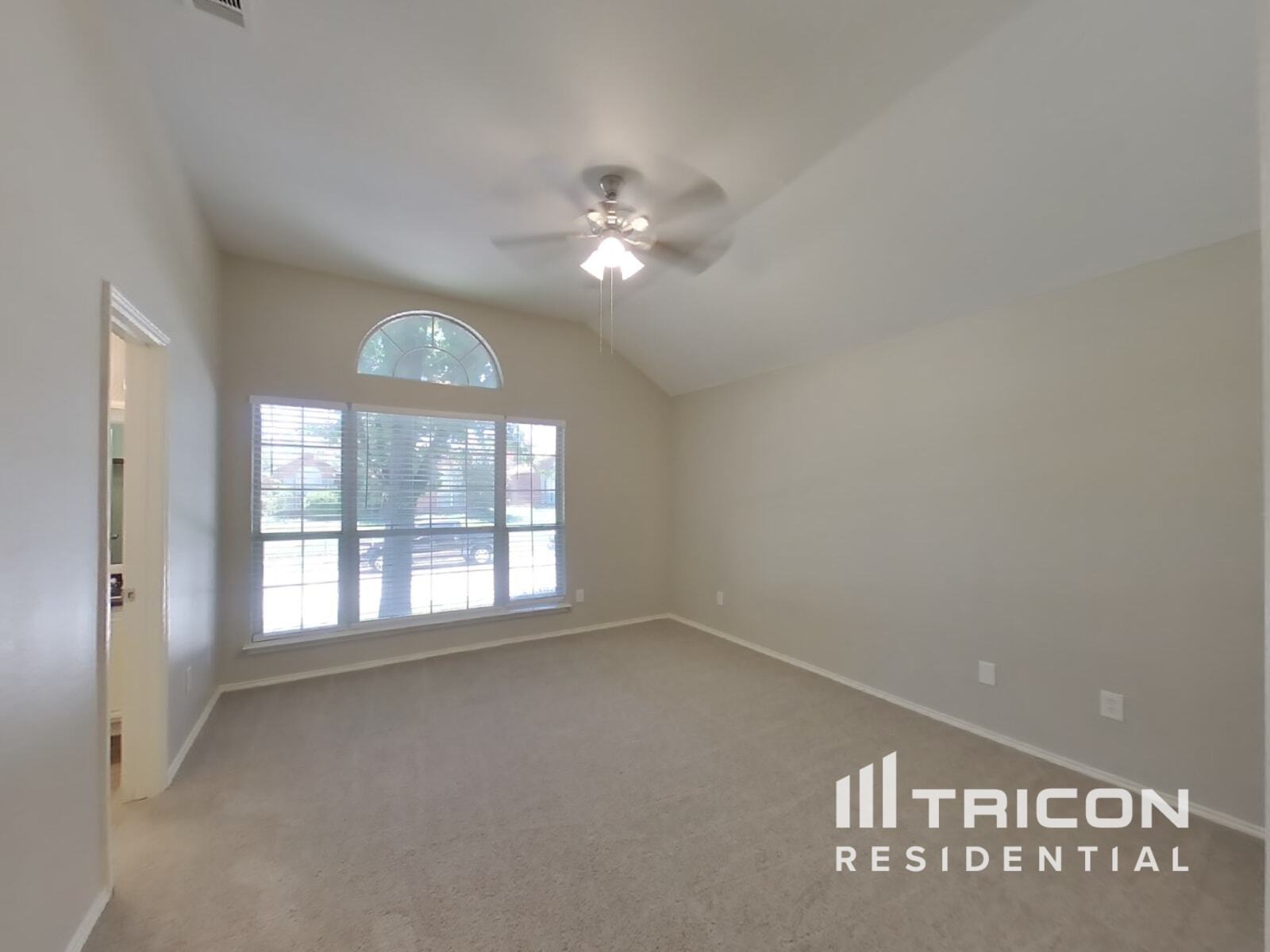 Building Photo - 834 San Jacinto Dr