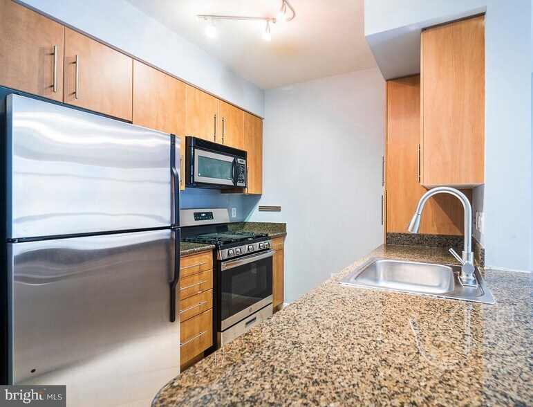 Building Photo - 1021 N Garfield St