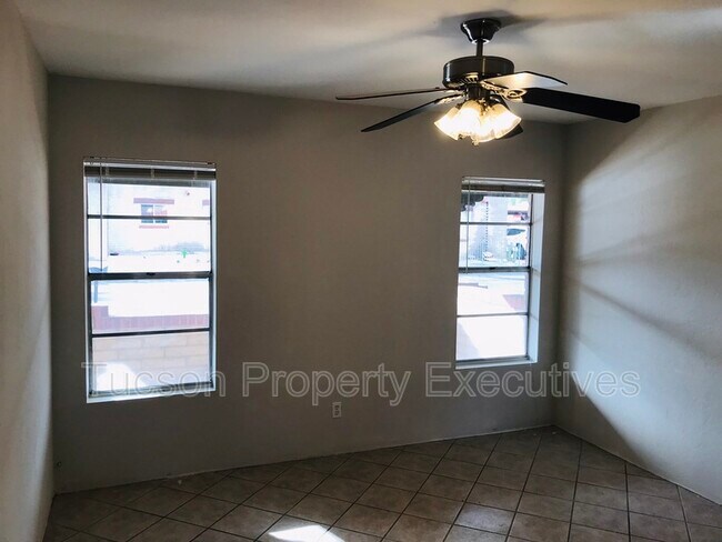 Building Photo - 7742 E Tanque Verde Ln